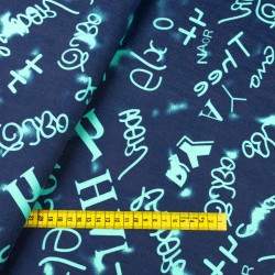 Tkanina jeansowa wzór zielone napisy kolor niebieski